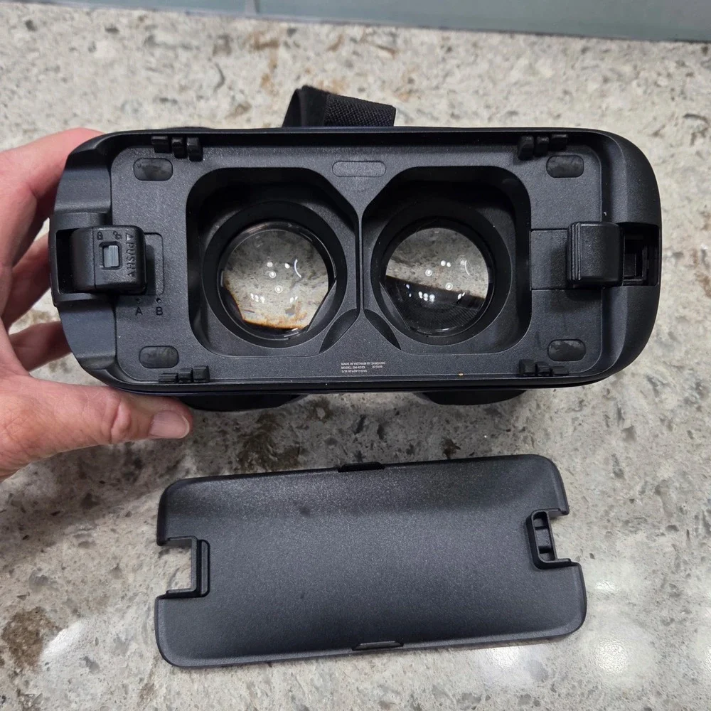 Samsung Gear VR Powered by Oculus‎ Virtual Reality Headset for Smartphones